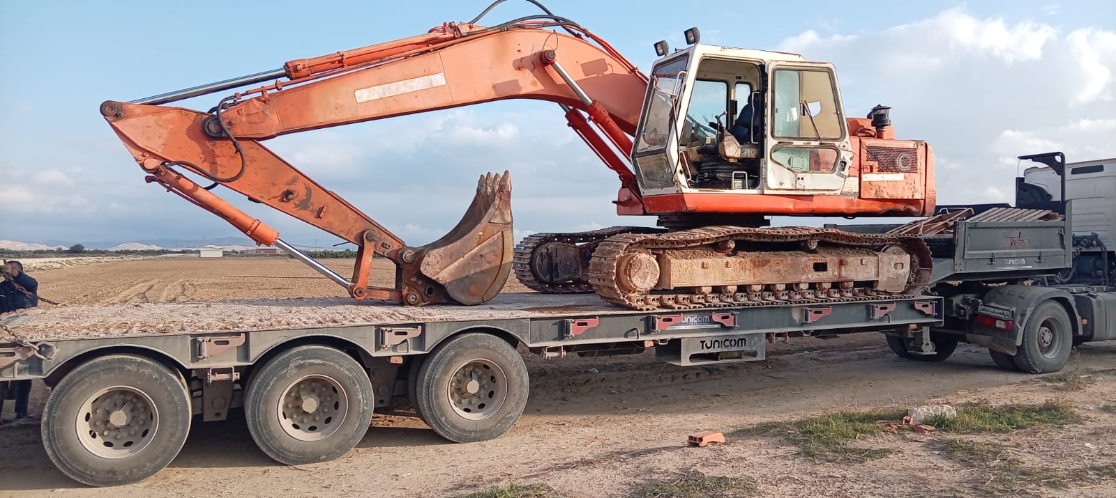 Arrivée de pelle sur chenilles – Thala